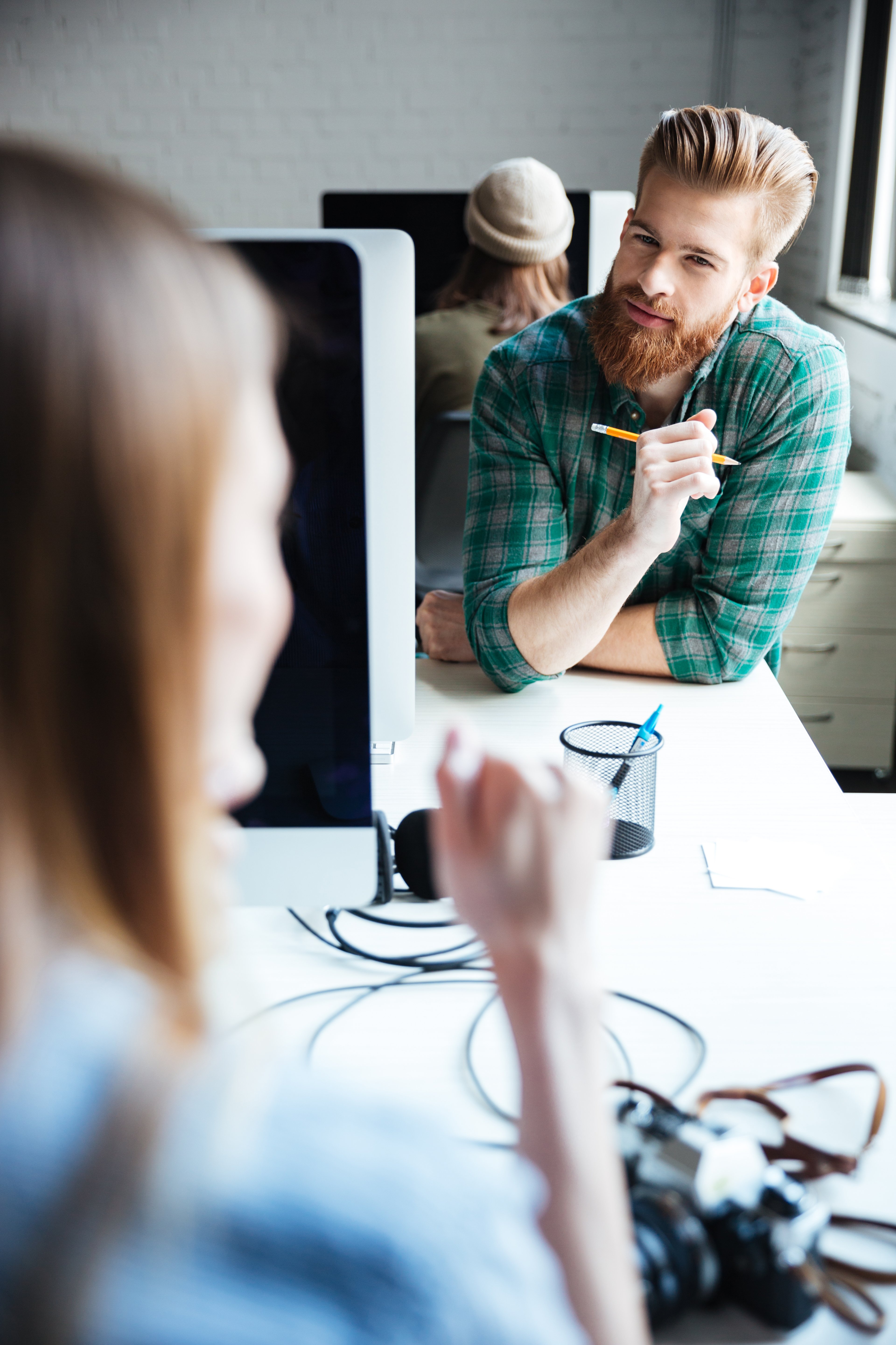 les-jeunes-collegues-travaillent-au-bureau-a-l-aide-d-ordinateurs